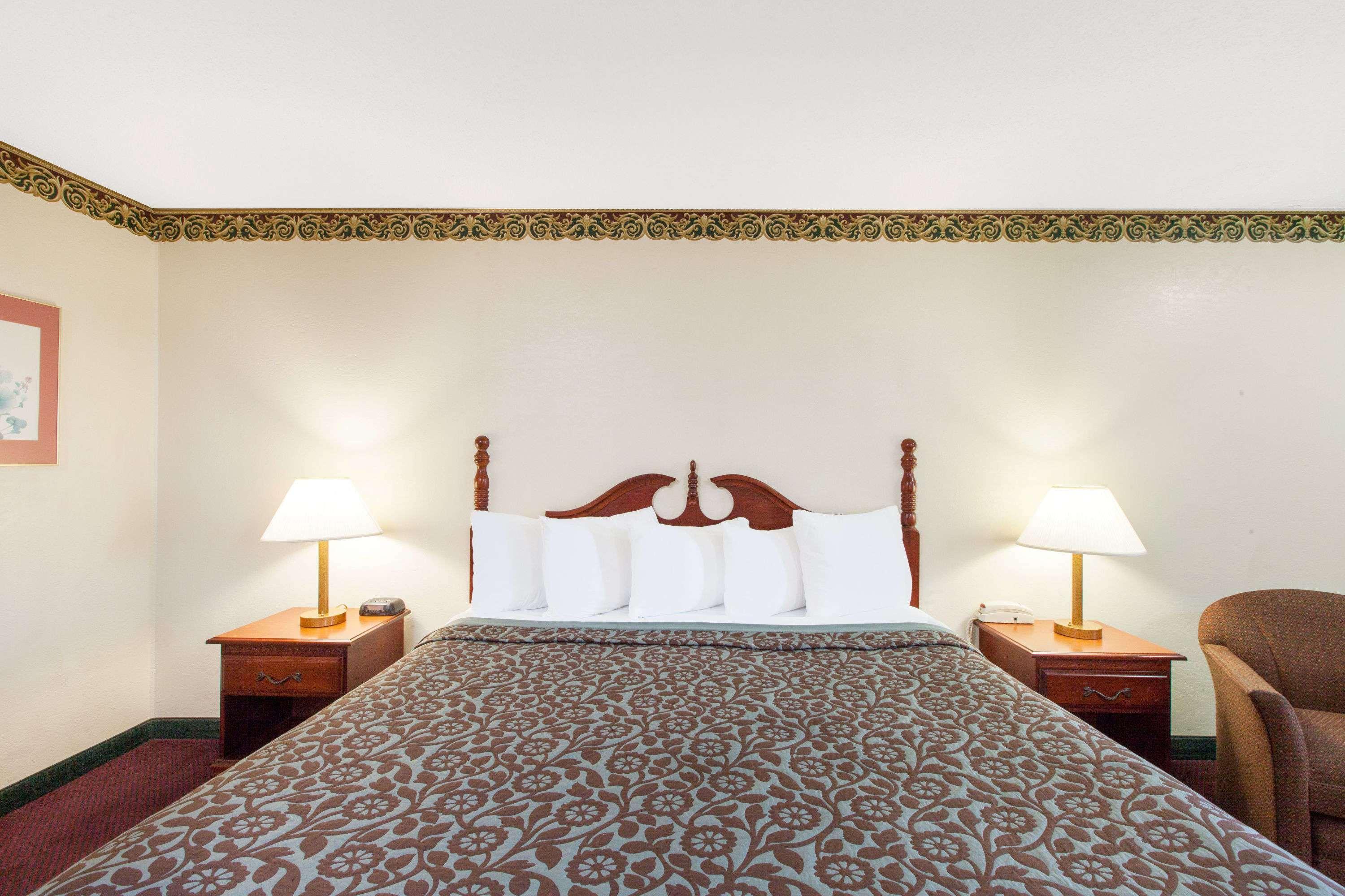 Days Inn By Wyndham Erick Bagian luar foto