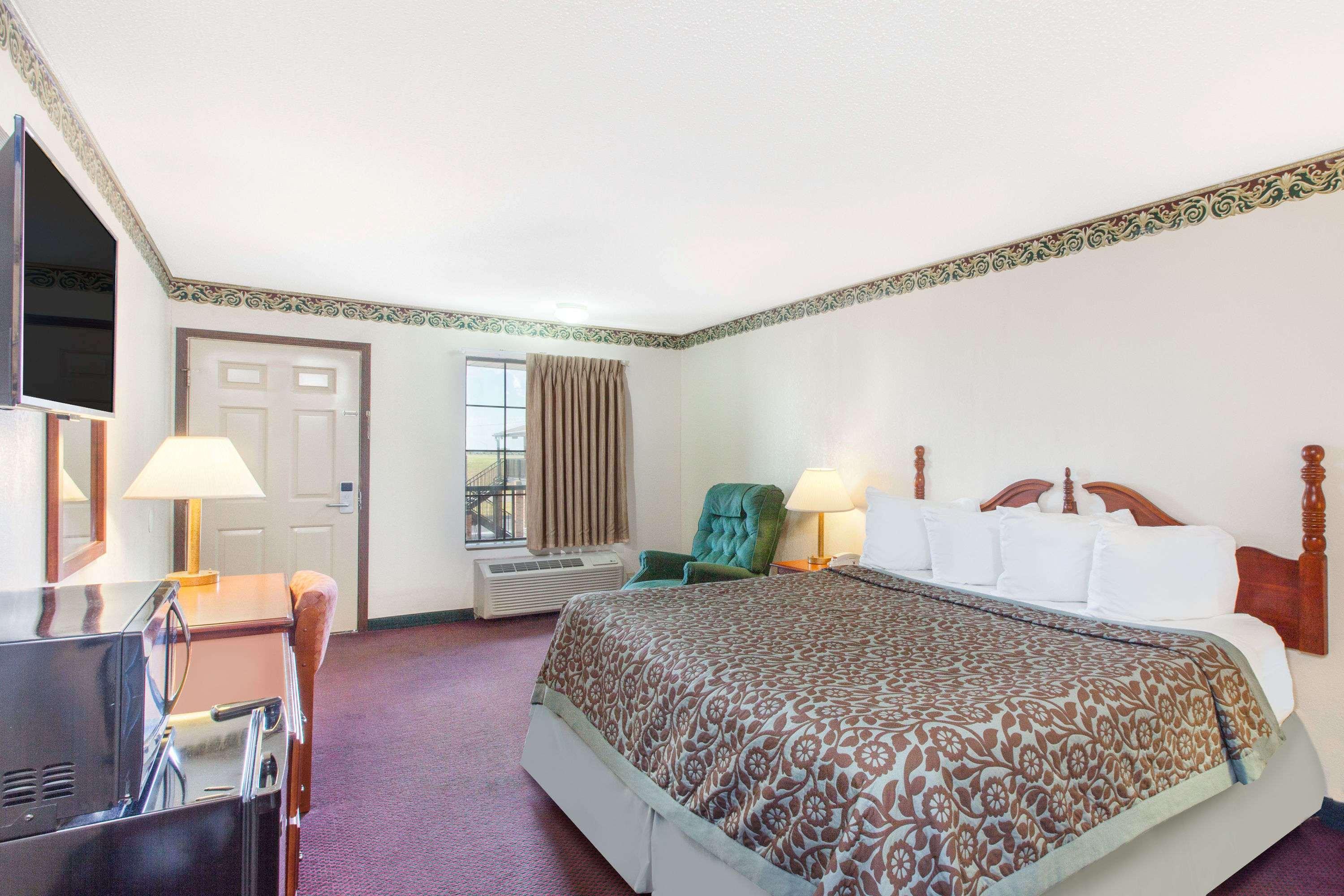 Days Inn By Wyndham Erick Bagian luar foto