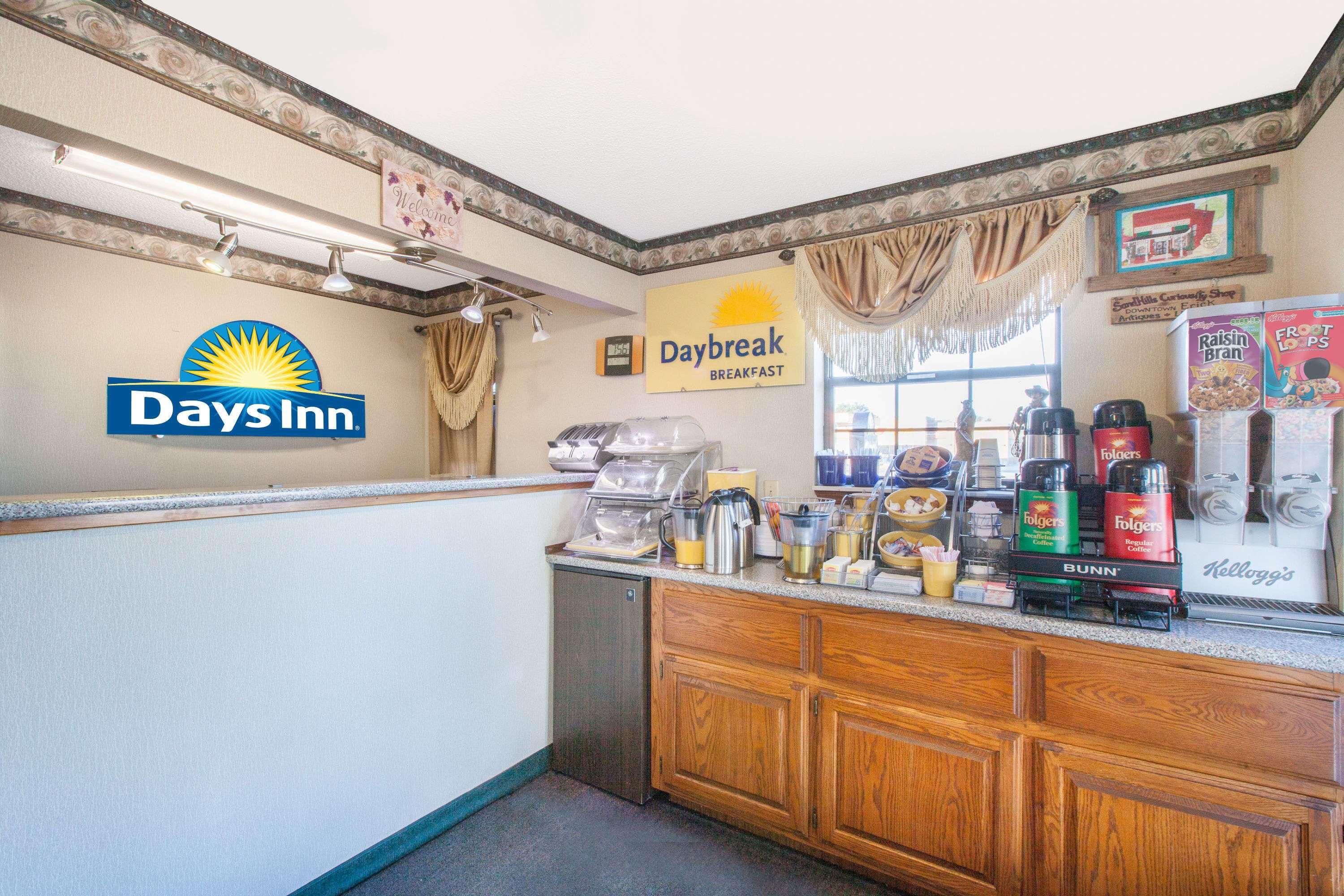 Days Inn By Wyndham Erick Bagian luar foto