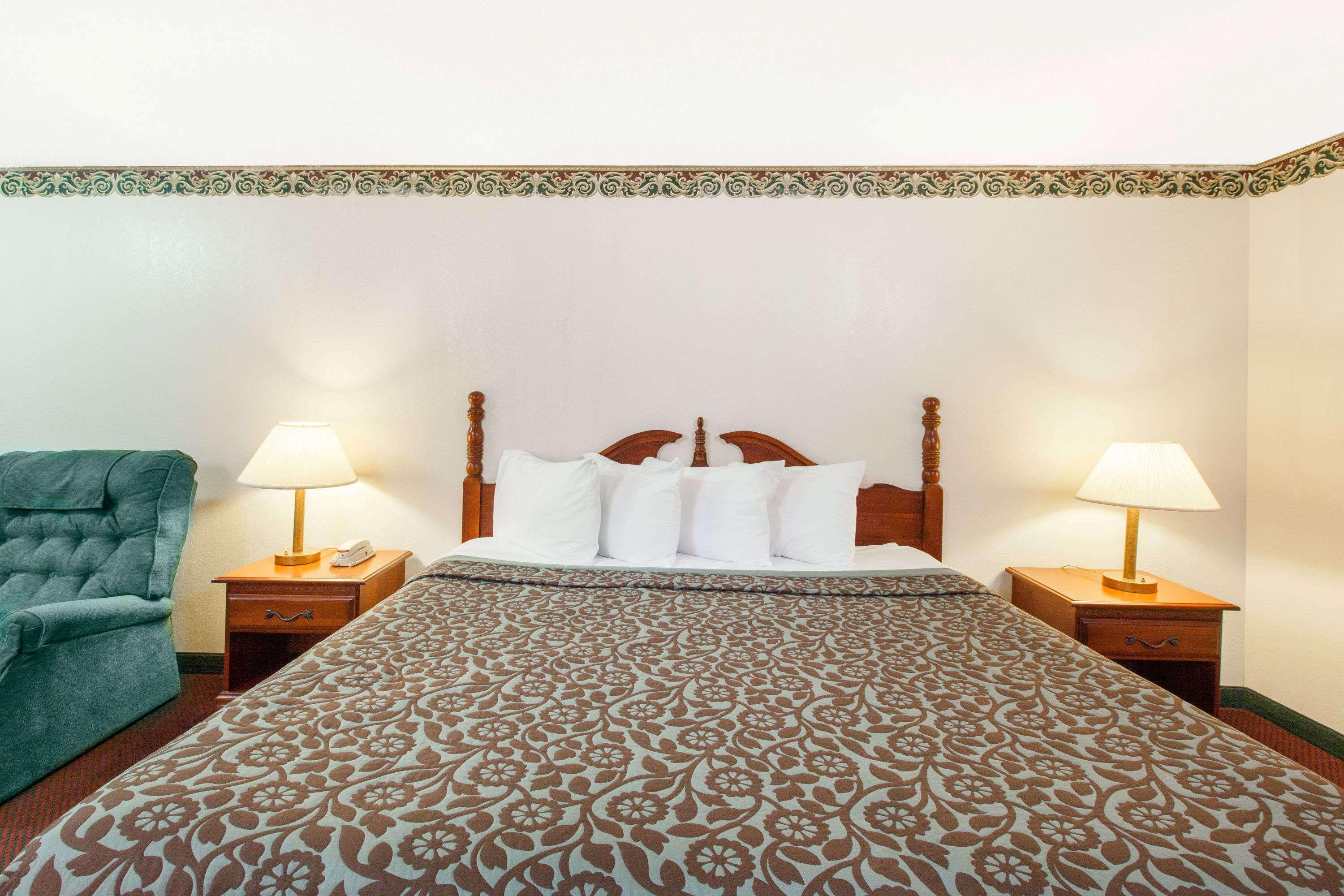 Days Inn By Wyndham Erick Bagian luar foto