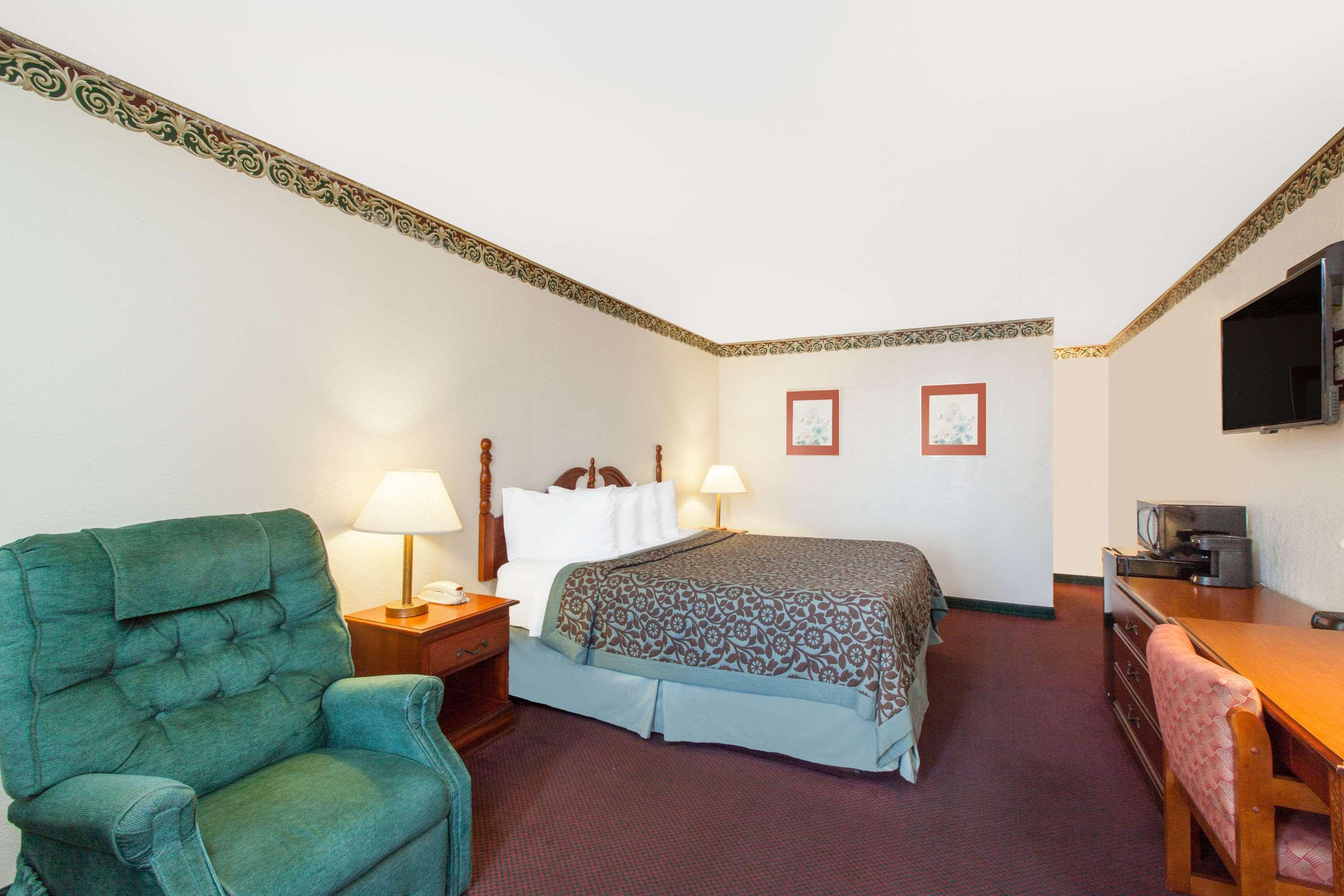 Days Inn By Wyndham Erick Bagian luar foto