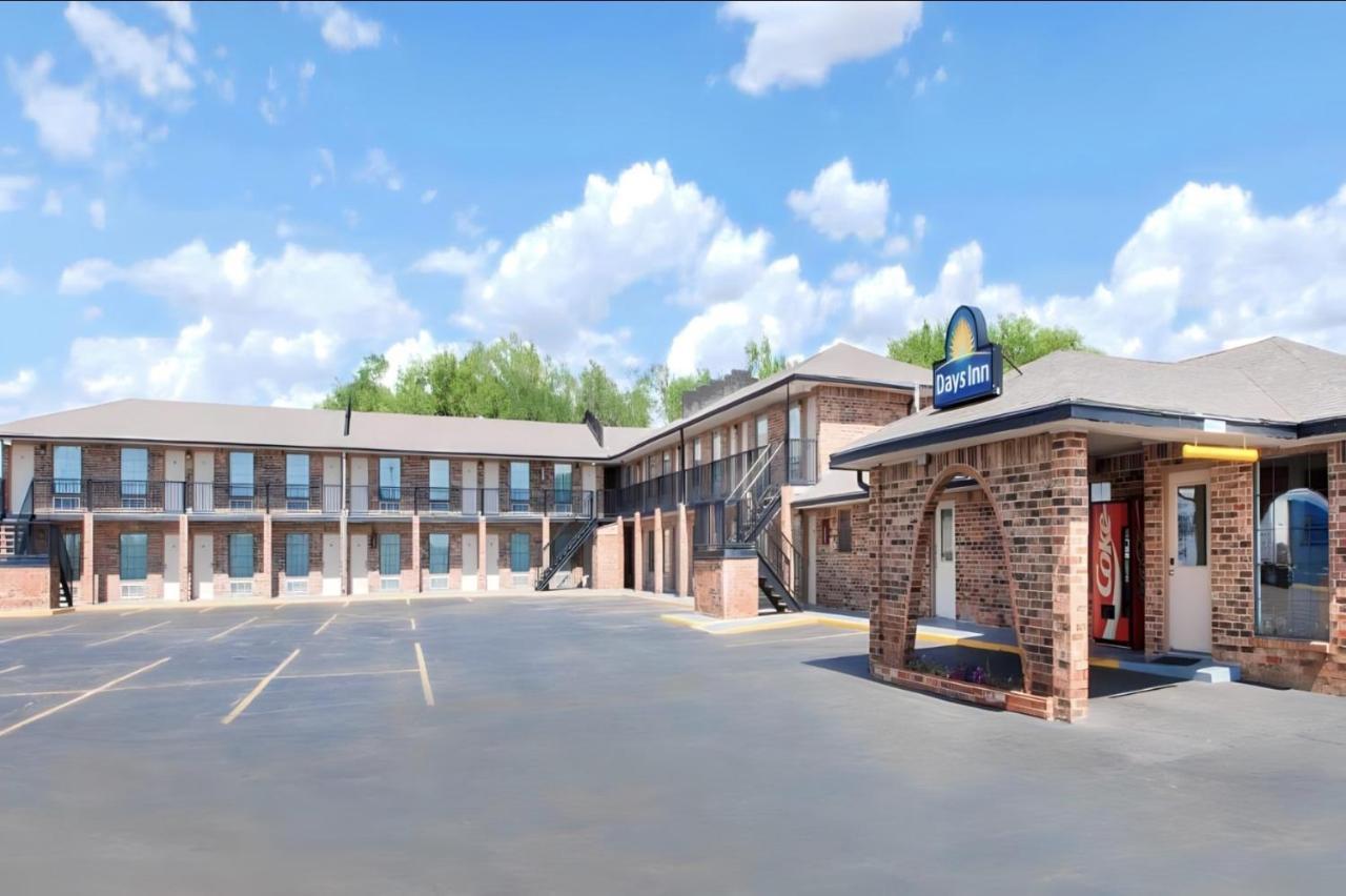 Days Inn By Wyndham Erick Bagian luar foto