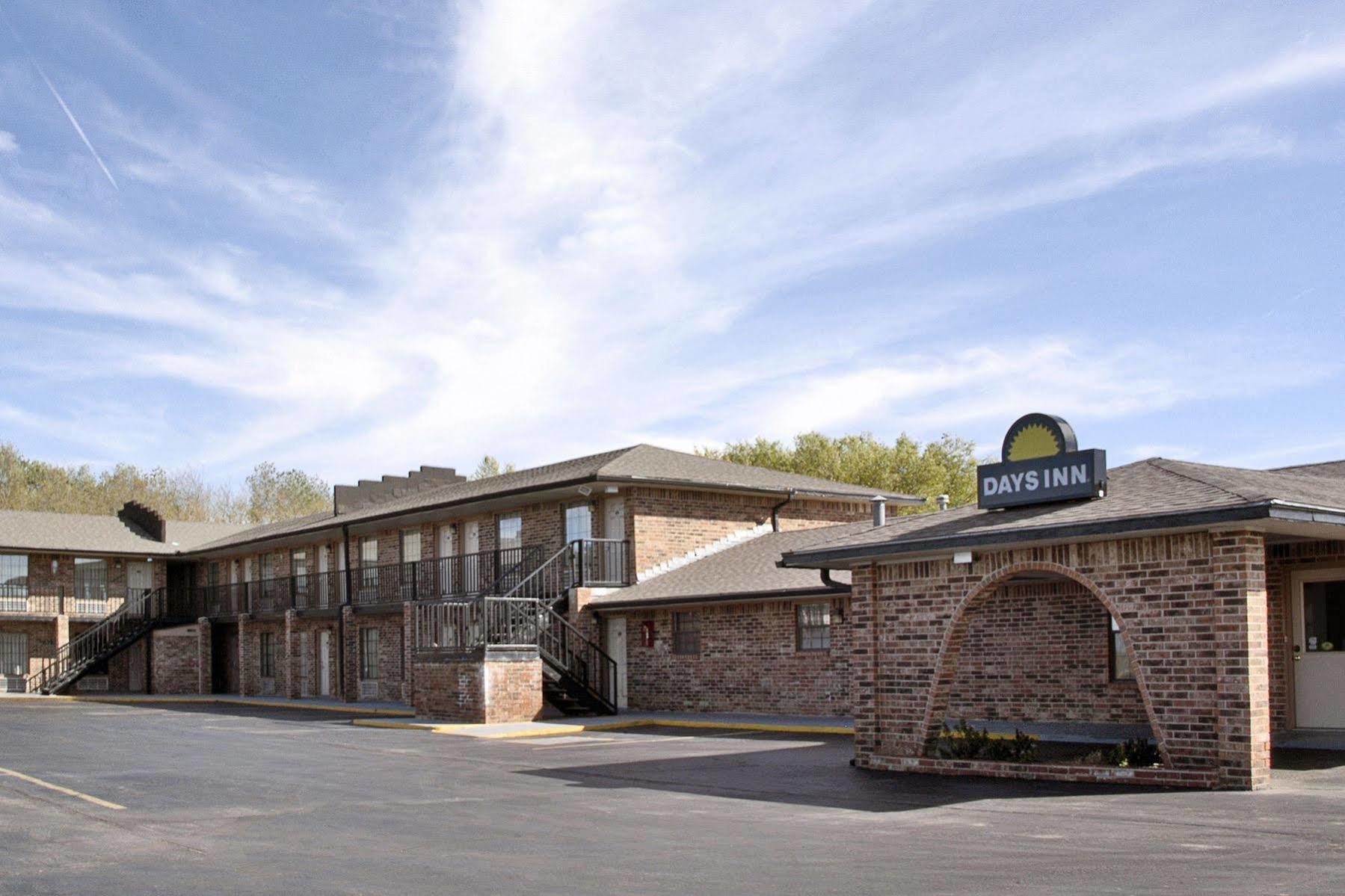 Days Inn By Wyndham Erick Bagian luar foto