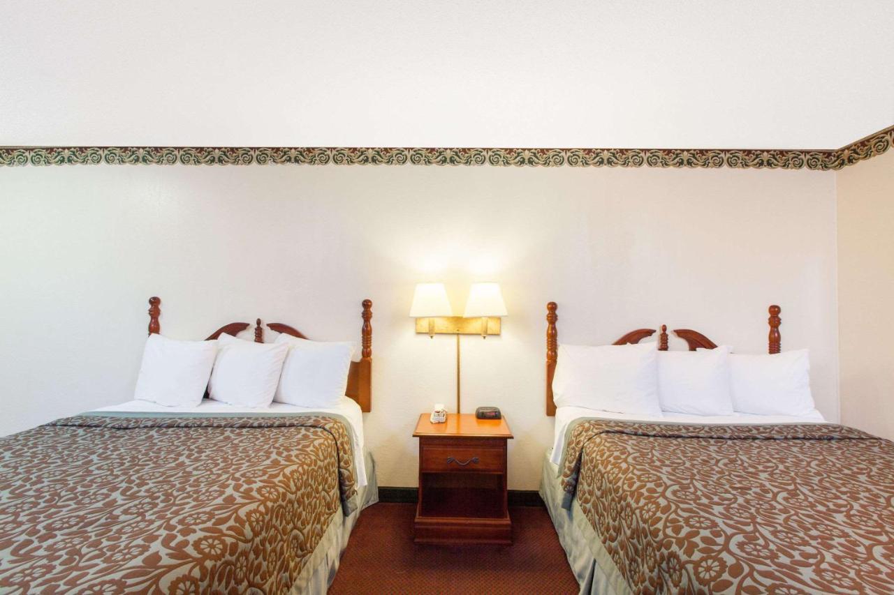 Days Inn By Wyndham Erick Bagian luar foto
